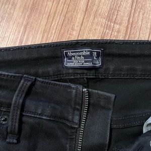 ABERCROMBIE High Rise Super Skinny Jegging.